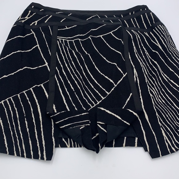 Ann Taylor Geometric Pattern Skirt (Black and White/Off White) Size 4P - Picture 11 of 16
